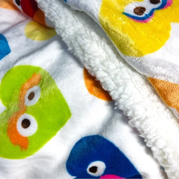 𝐒𝐞𝐬𝐚𝐦𝐞 𝐒𝐭𝐫𝐞𝐞𝐭 Heart Characters Plush Throw & Blanket - Picture 4 of 10